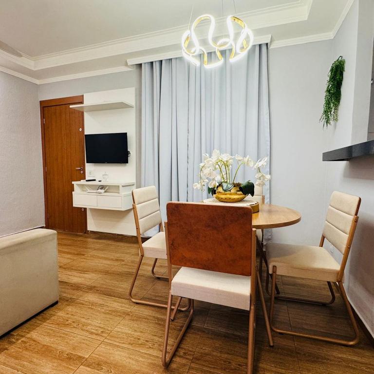 a kitchen and dining room with a table and chairs at Casa Valentina 2 in Catanduva