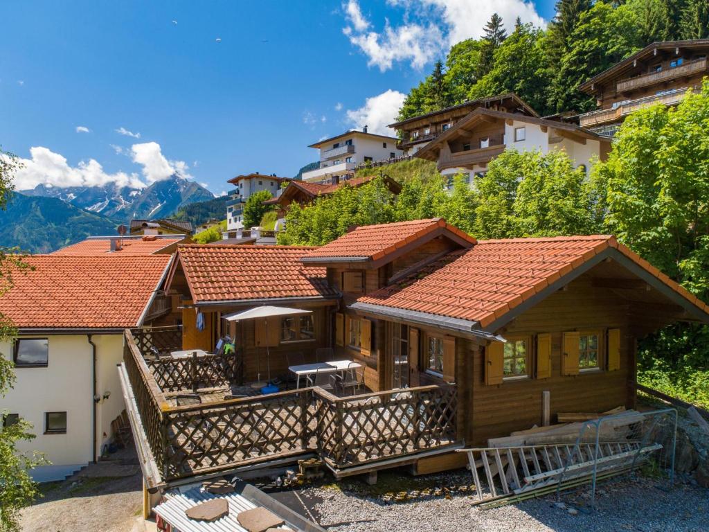 a house in a village with mountains in the background at Pauls-Hütte in Hippach