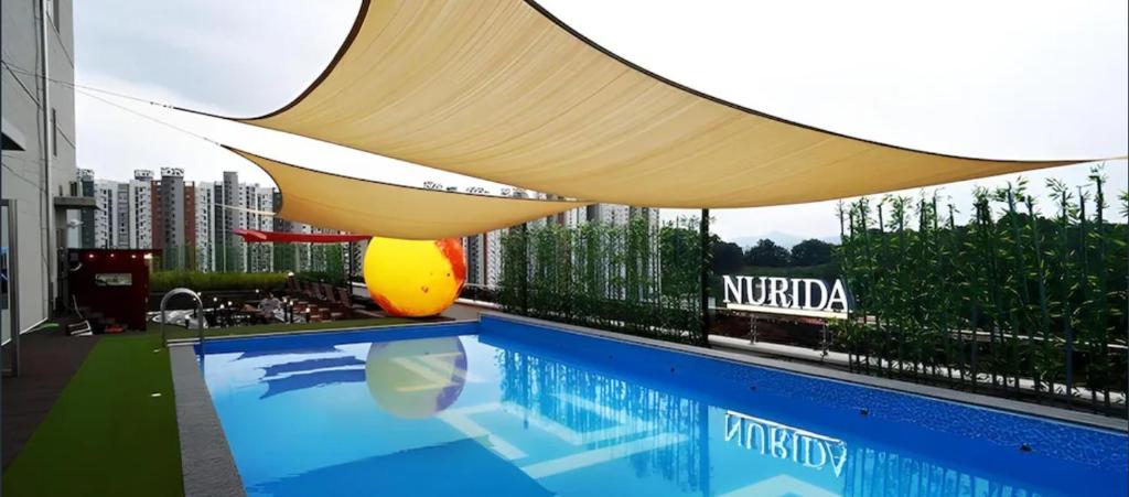 a swimming pool on the roof of a building at 호텔 누리다 Hotel Nurida in Sayang-ni