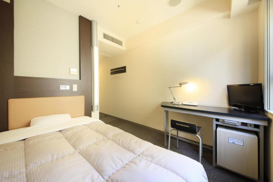 東京にあるR&Bホテル蒲田東口のベッドルーム1室(ベッド1台、デスク、テレビ付)
