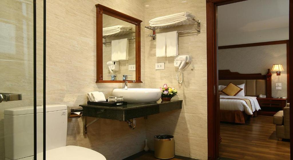 Postel nebo postele na pokoji v ubytování Western Hanoi Hotel