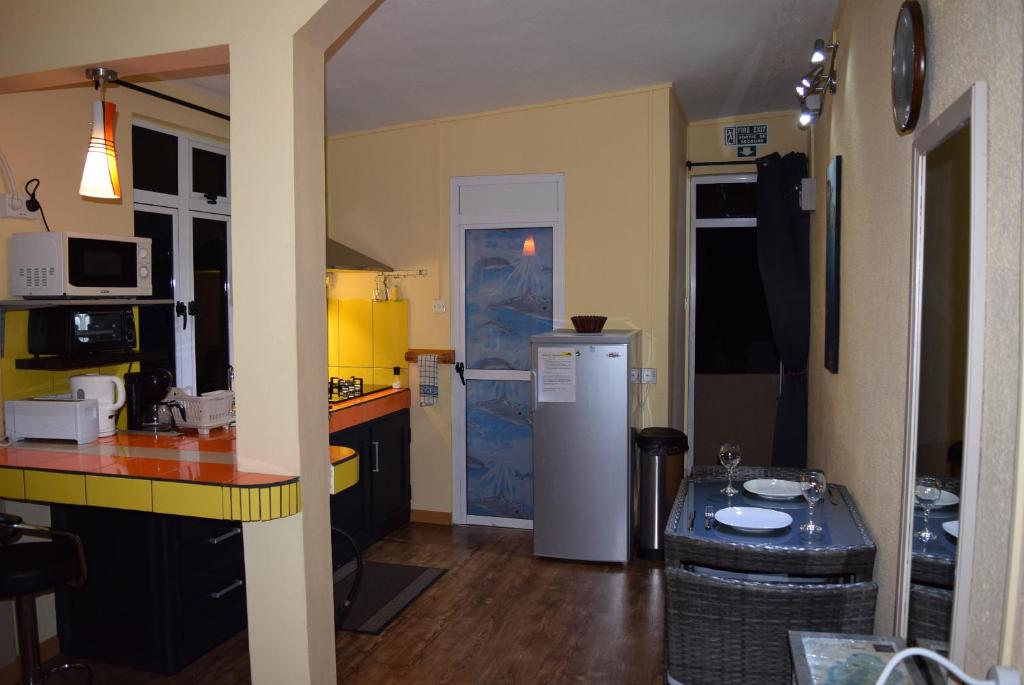 Kuchyň nebo kuchyňský kout v ubytování Baywatch Apartment