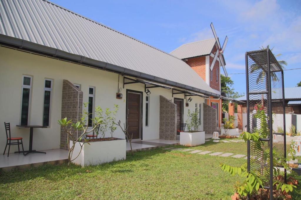 vista sul cortile di una casa di Belukar Lodges Private Homestay a Pantai Cenang