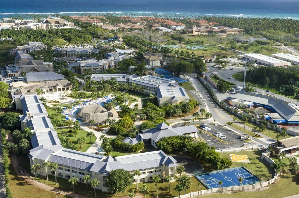 uma vista aérea de um resort com estacionamento em Royalton Splash Punta Cana, An Autograph Collection All-Inclusive Resort & Casino em Punta Cana