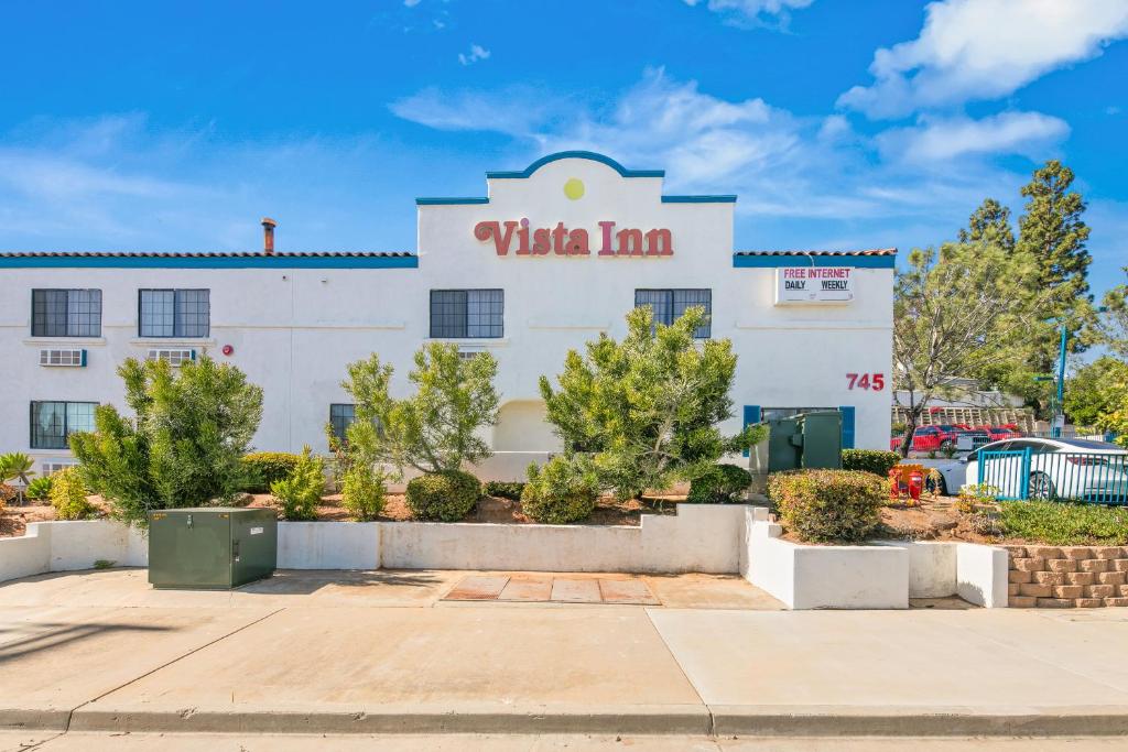 a white building with a villa inn sign on it at Vista Inn in Vista