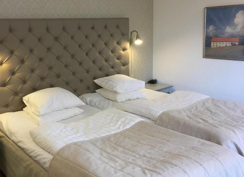 Postel nebo postele na pokoji v ubytování Sundbyholms Slott
