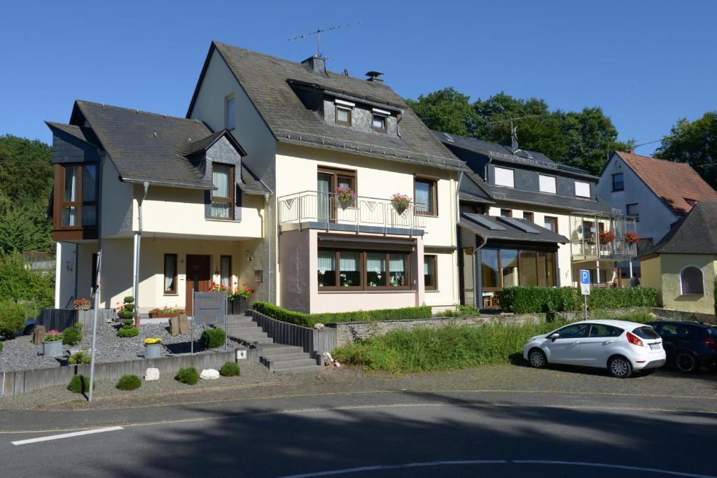 ein Haus mit einem davor geparkt in der Unterkunft Gästehaus Petra in Ürzig