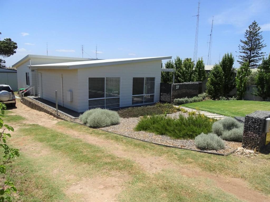 a house with a yard with a driveway at Ripplesea in Port Moonta