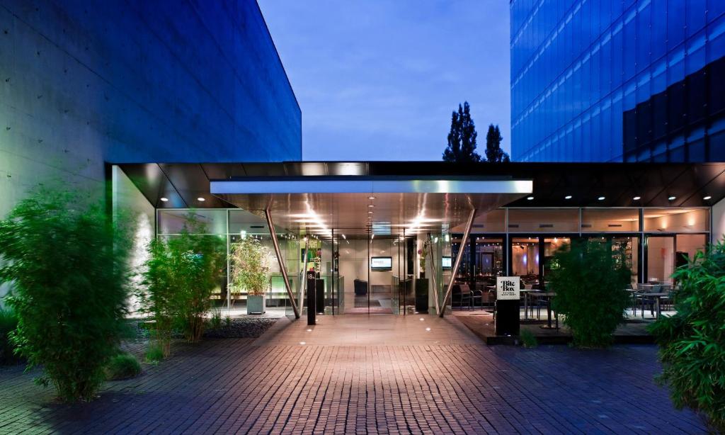 an office building with a walkway in front of it at INNSiDE by Meliá Düsseldorf Seestern in Düsseldorf