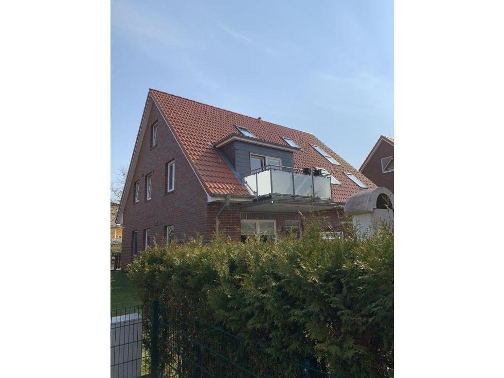 a house with a balcony on the side of it at kleiner-Fiete in Wittdün