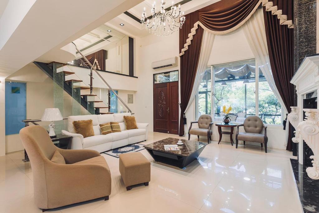 a living room filled with furniture and a chandelier at 宜蘭小綠丘民宿 in Luodong