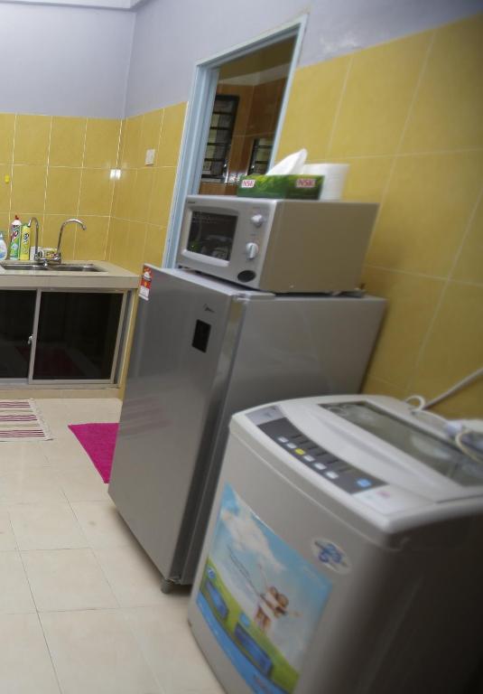 Kuchyň nebo kuchyňský kout v ubytování Putra Harmoni Putrajaya (Tiny Suite, 3 AC Bedrooms, 1 Bath, WiFi, Ground Floor) by MRK