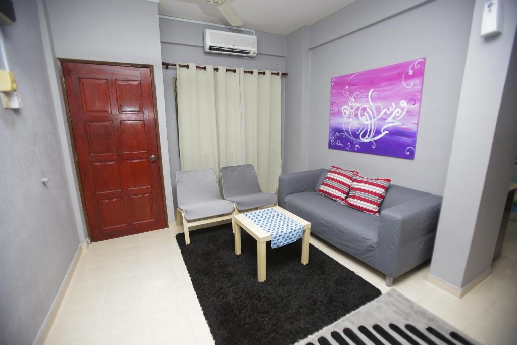 Posezení v ubytování Putra Harmoni Putrajaya (Tiny Suite, 3 AC Bedrooms, 1 Bath, WiFi, Ground Floor) by MRK