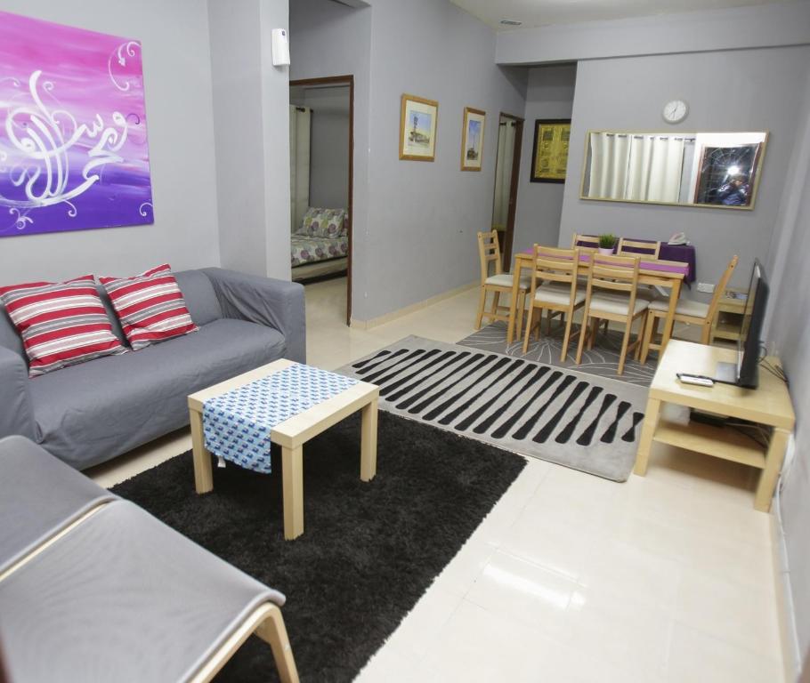 Posezení v ubytování Putra Harmoni Putrajaya (Tiny Suite, 3 AC Bedrooms, 1 Bath, WiFi, Ground Floor) by MRK