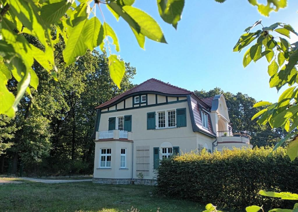 a white house with a black roof at Villa Metschke in Hähnichen