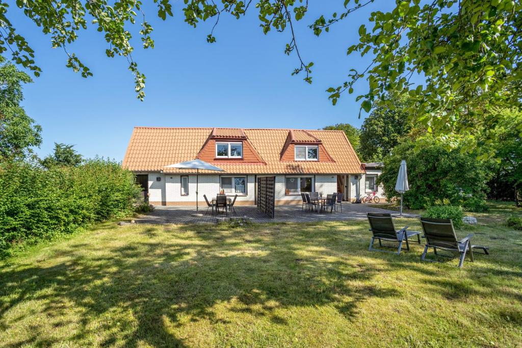 a house with chairs and tables in a yard at Ankerhaus 1 in Trent
