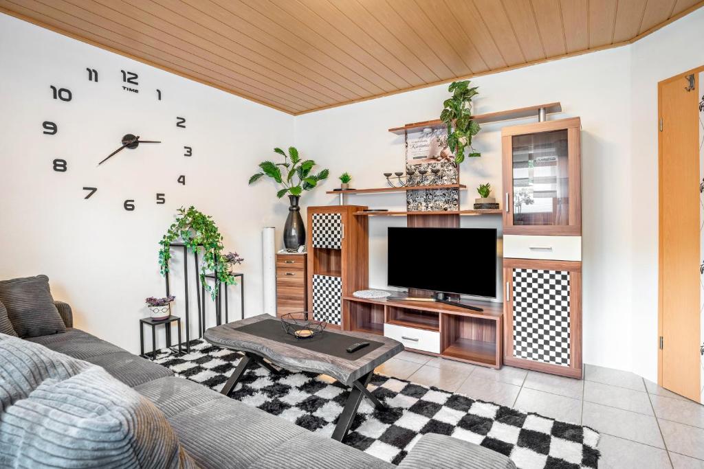 a living room with a couch and a tv at Kastanie in Selb
