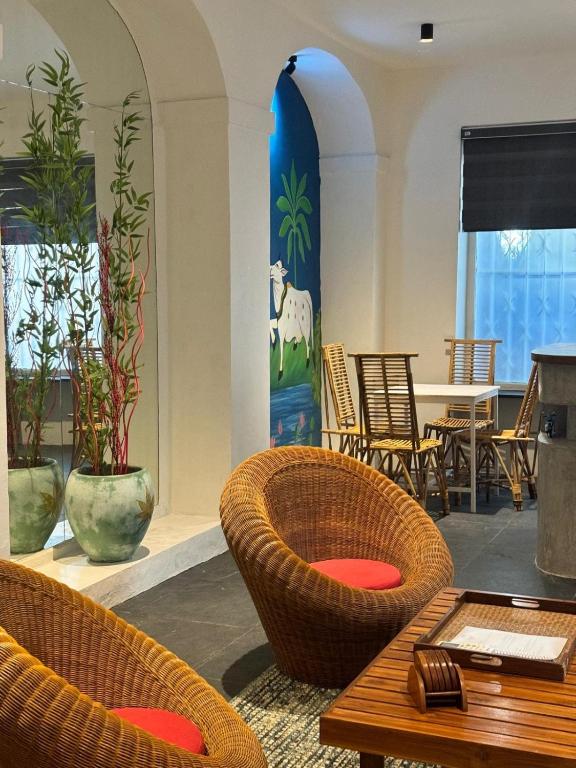 a room with chairs and a table and a table and chairs at Le Jardin Suffren LOFT in Jāmb
