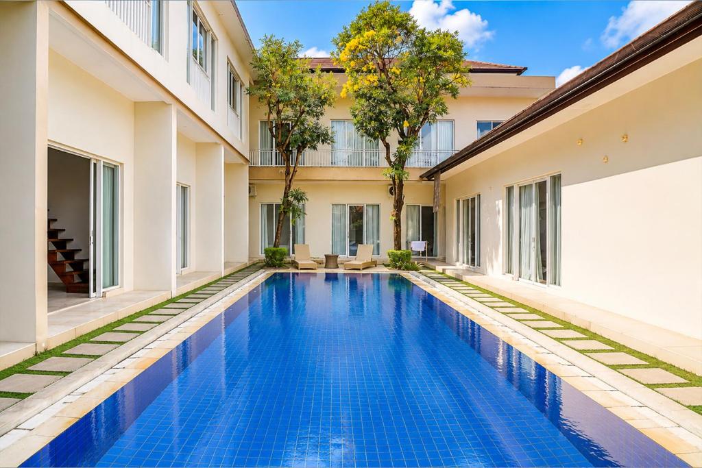 an infinity pool in the courtyard of a building at Townhouse Oak The Vinhill Studio in Bangli
