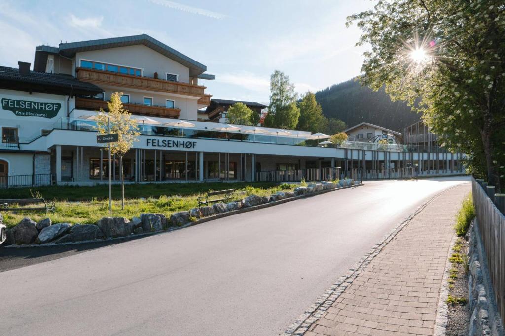 eine leere Straße vor einem Gebäude in der Unterkunft Familienhotel Felsenhof in Flachau