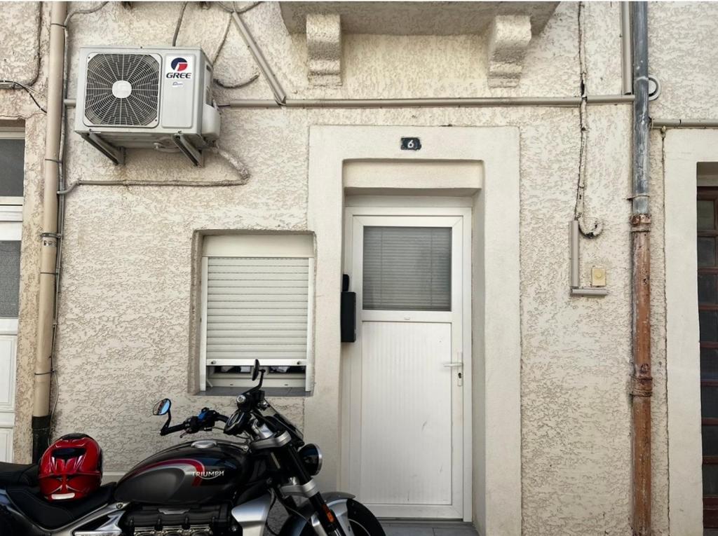 a motorcycle parked in front of a building at Aprile in Palavas-les-Flots