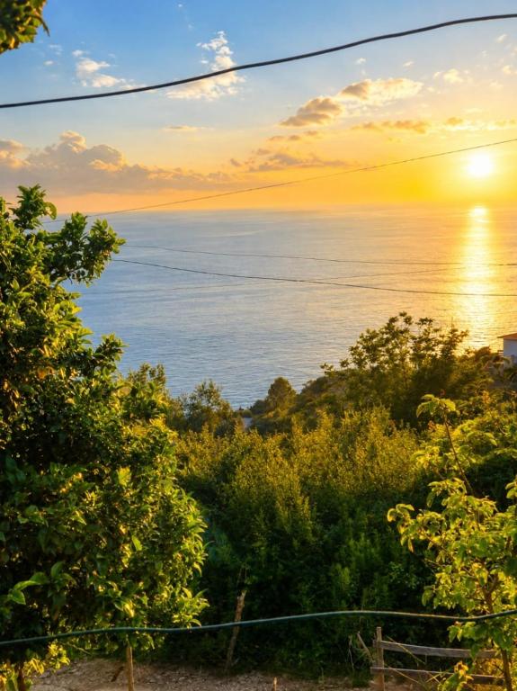 a view of the ocean at sunset at Rajan apartement in Piqeras