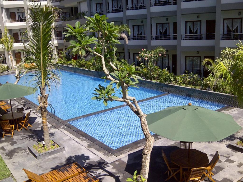 Bazén v ubytování Lombok Garden Hotel nebo v jeho okolí