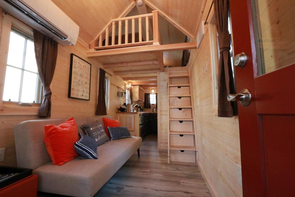 una sala de estar con sofá en una casa pequeña en Verde Valley Tiny House 17, en Cottonwood