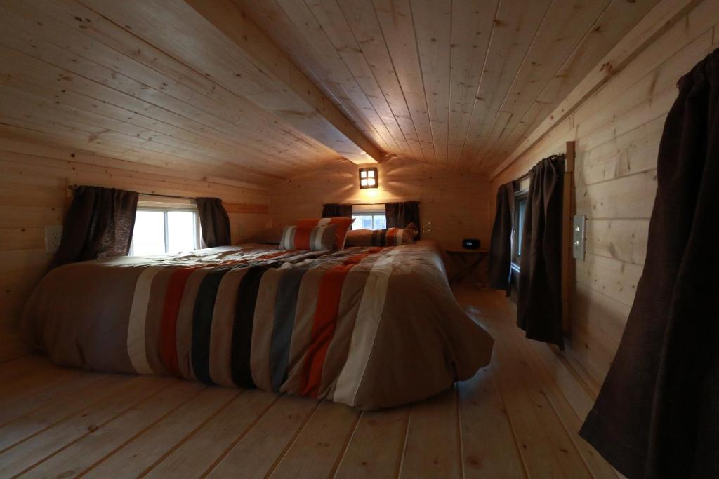 Postel nebo postele na pokoji v ubytování Verde Valley Tiny House 17