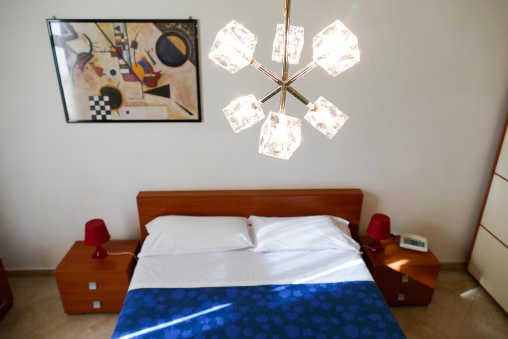 ein Schlafzimmer mit einem Bett und einer Uhr an der Wand in der Unterkunft Visa Residence in Bari