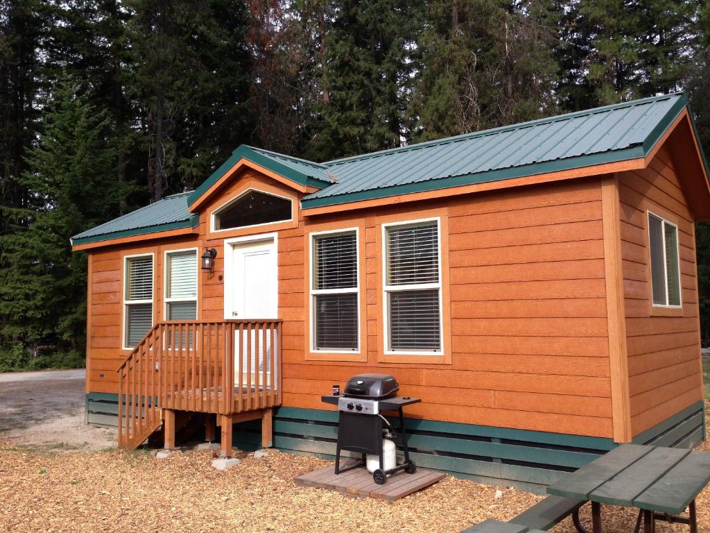 a small cabin with a grill in front of it at Snowflower Camping Resort Cottage 7 in Emigrant Gap