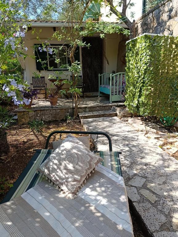 a bench with a pillow on it in a yard at Casa Natasa in Oziás