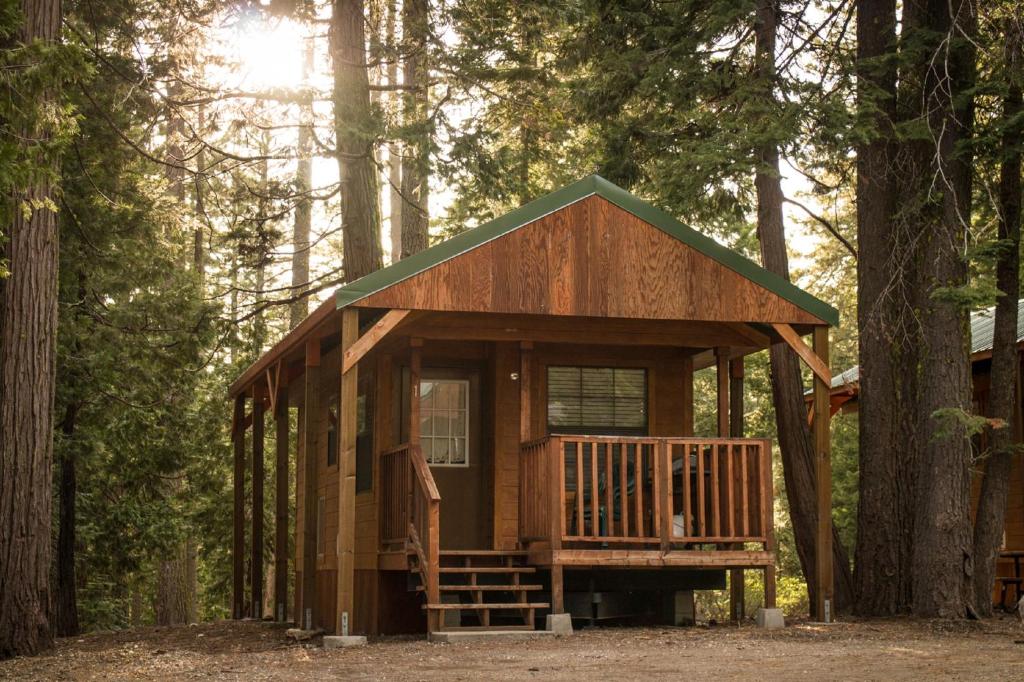 una piccola casa sull'albero in mezzo alla foresta di Snowflower Camping Resort Cabin 4 a Emigrant Gap