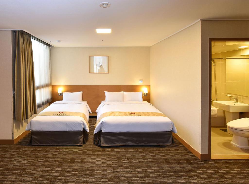 Postel nebo postele na pokoji v ubytování Hotel Skypark Central Myeongdong