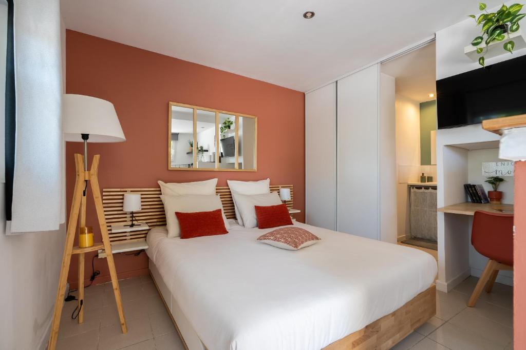 Studio Le Clair Logis, Centre ville à pied, Lit Queen size, Climatisation, extérieur