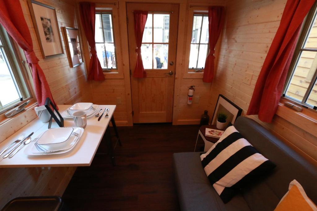 Postel nebo postele na pokoji v ubytování Verde Valley Tiny House 18