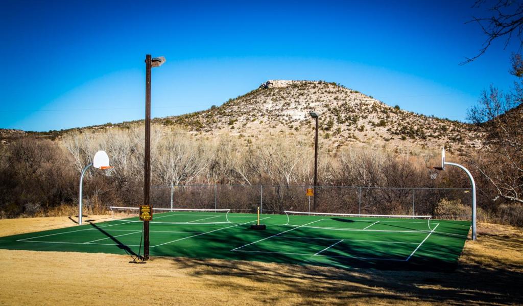 Tenis a/nebo squash v ubytování Verde Valley Tiny House 18 nebo okolí
