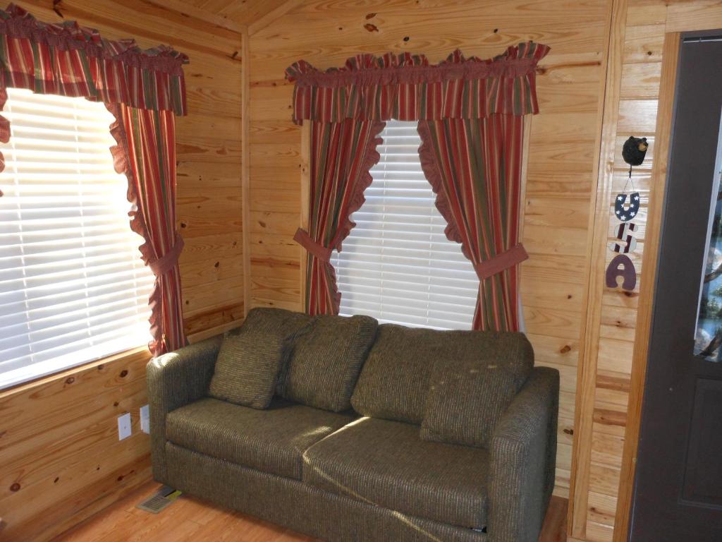 Oakzanita Springs Camping Resort Cabin 1 - One-Bedroom Cabin
