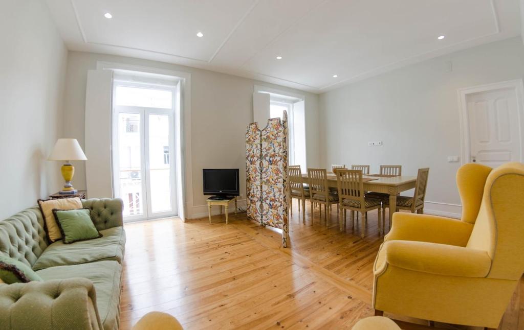 Light Filled 2BR in Artsy Quarter
