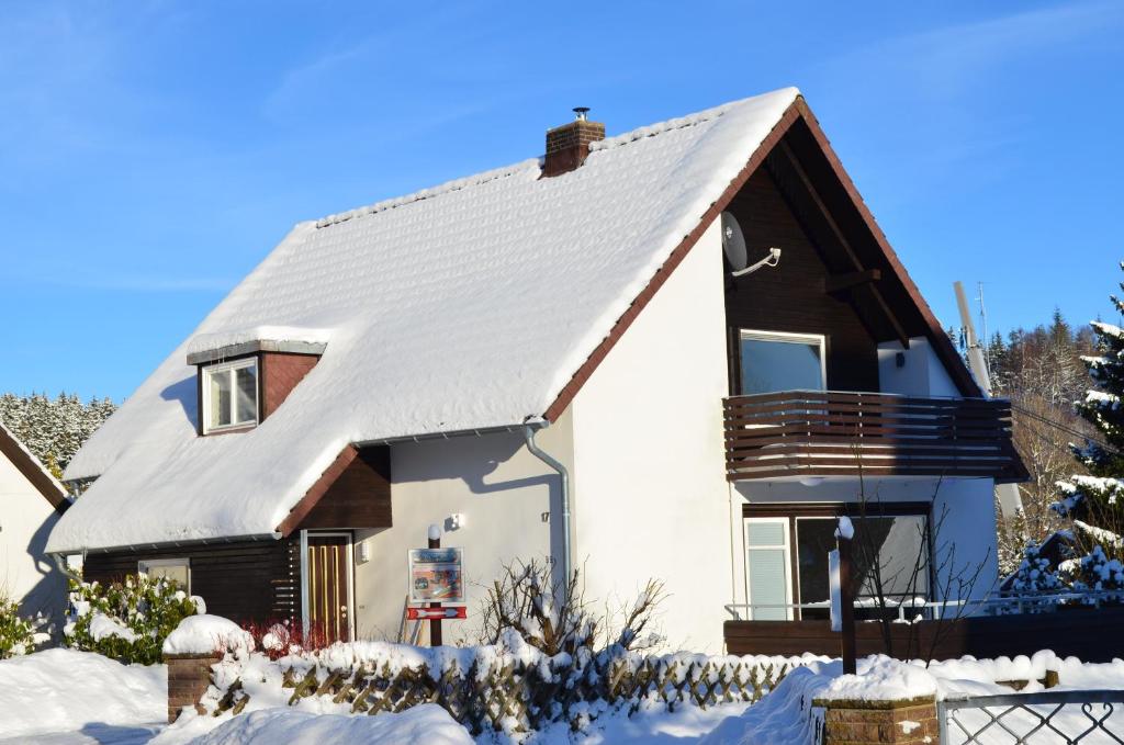 ブラウンラーゲにあるFerienhaus Sauerzapf mit Saunabereich 16 Personenの雪屋根の家