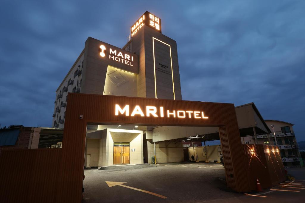 a marriott hotel with a sign that says man hotel at 서천 마리 호텔 in Seocheon