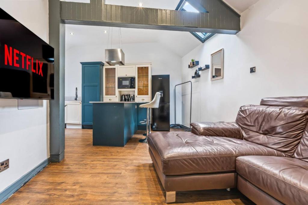 a living room with a couch and a kitchen at Group-Friendly, Sheffield Flat, sleeps 6 in Walkly