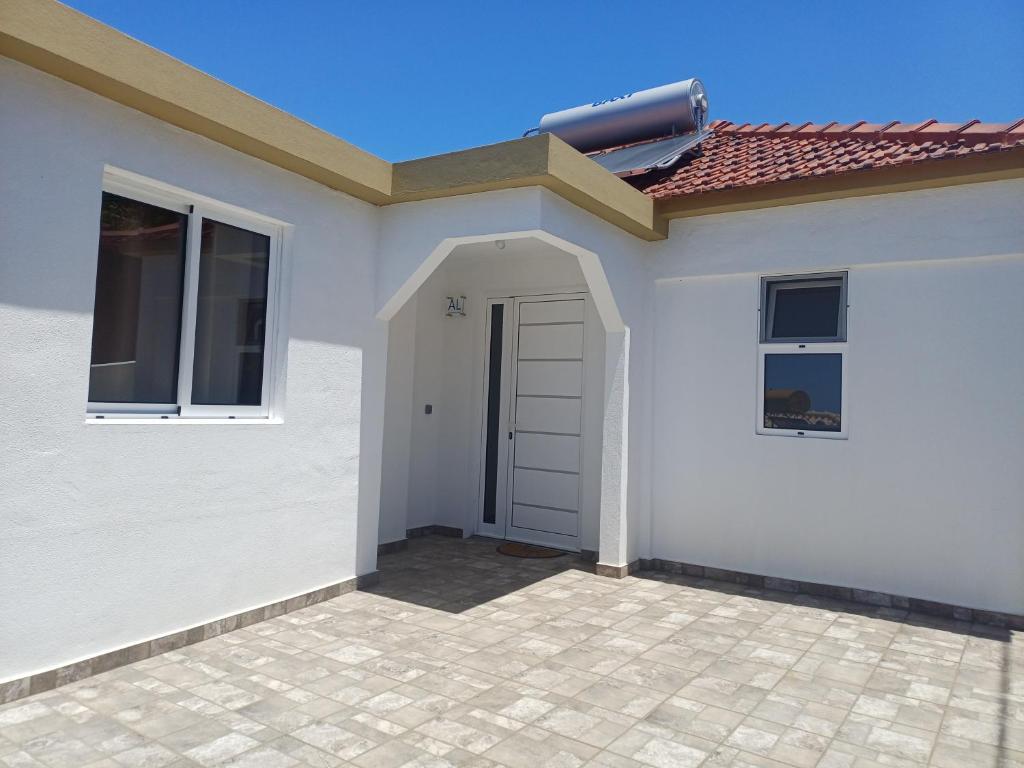 a house with a solarium on the roof at Madeira Pura in Calheta