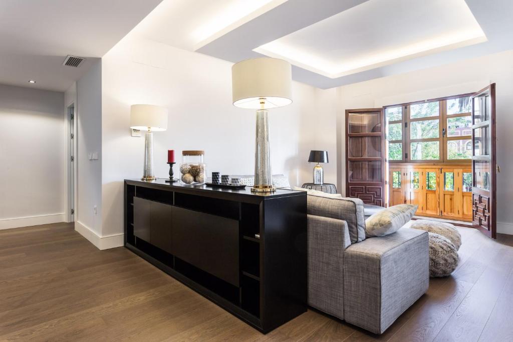 salon z kanapą i stołem w obiekcie Plaza de Refinadores w Sewilli