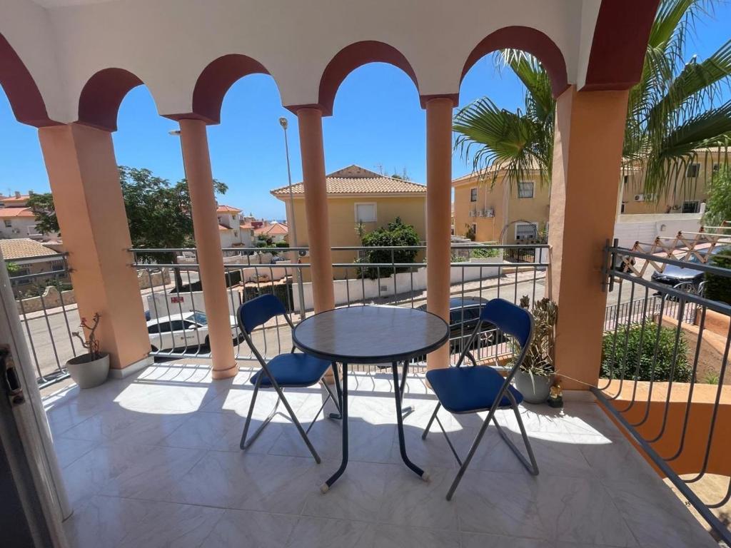 a patio with a table and chairs on a balcony at Apartamento luminoso in Mazarrón