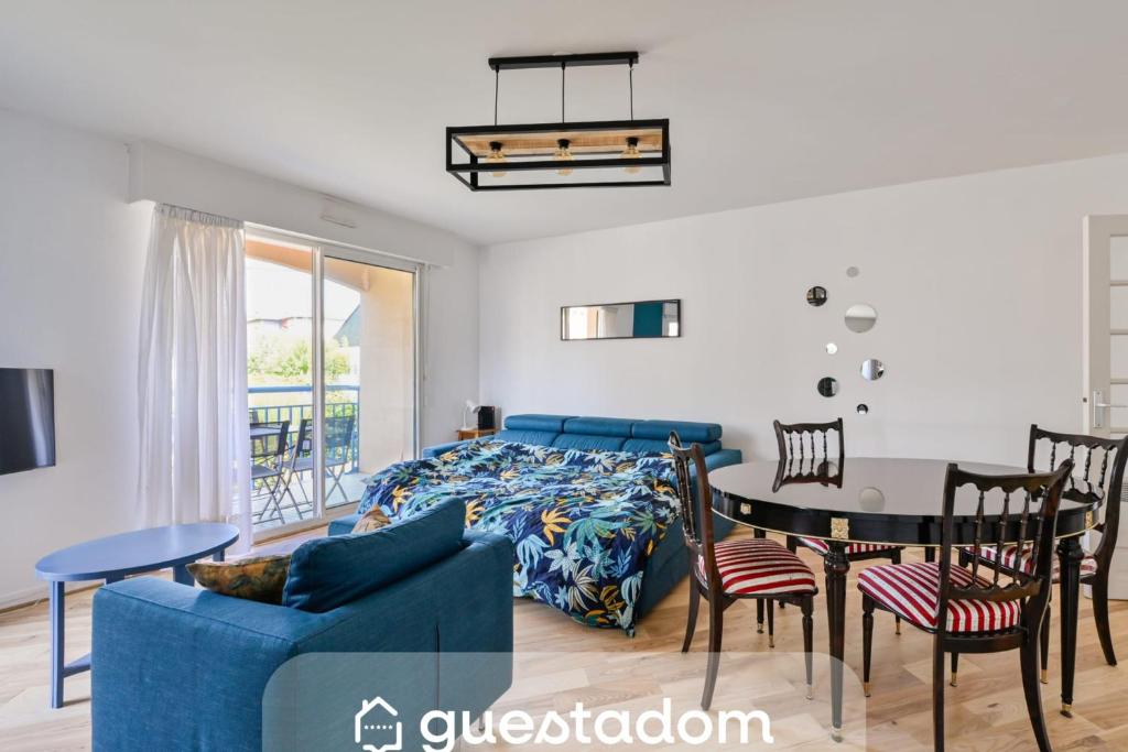 a bedroom with a bed and a table and chairs at Le Delezir - Wifi - Balcon - Plage in Saint-Nazaire