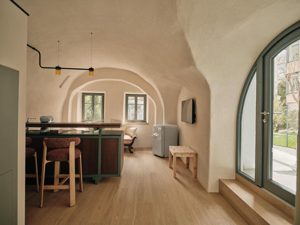a kitchen and dining room with an arched ceiling at Stuveles Apartments in Brixen