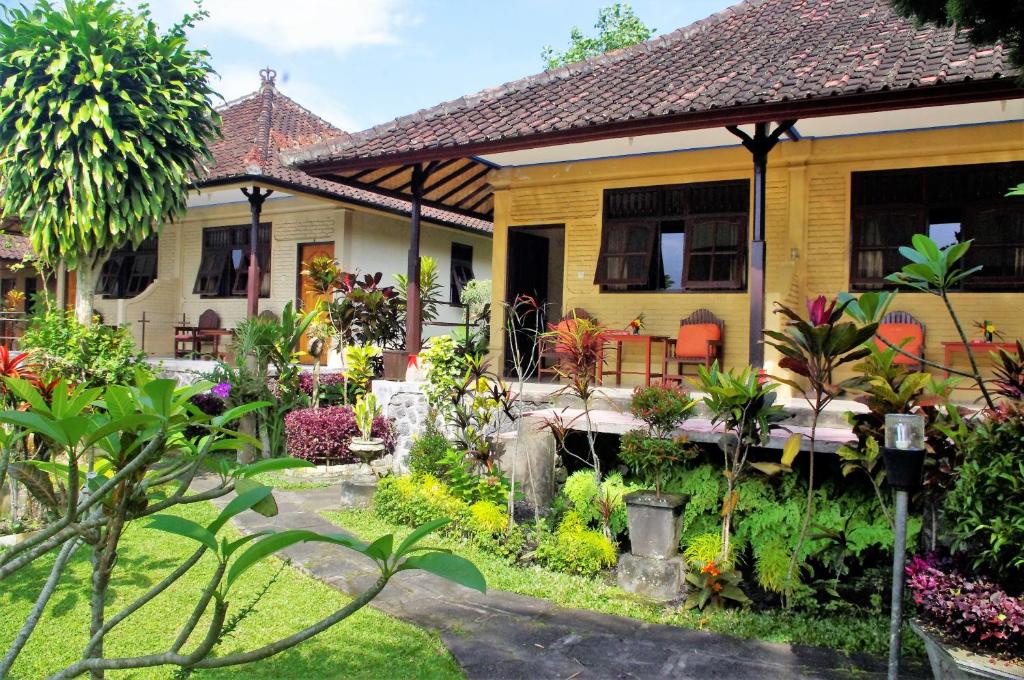 Κήπος έξω από το Rijasa Homestay