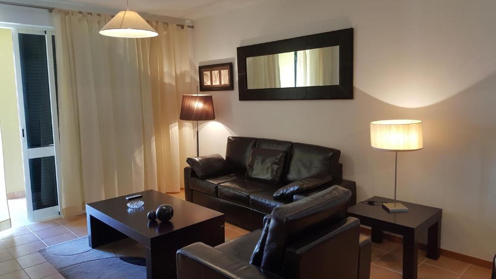 - un salon avec un canapé en cuir et une télévision dans l'établissement Rivera 3, à Porto Santo