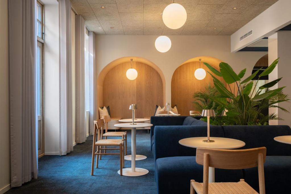 ein Wartezimmer mit Sofas, Tischen und Stühlen in der Unterkunft NEW JULY 2026! BREEZE Bergen City - Self Service in Bergen